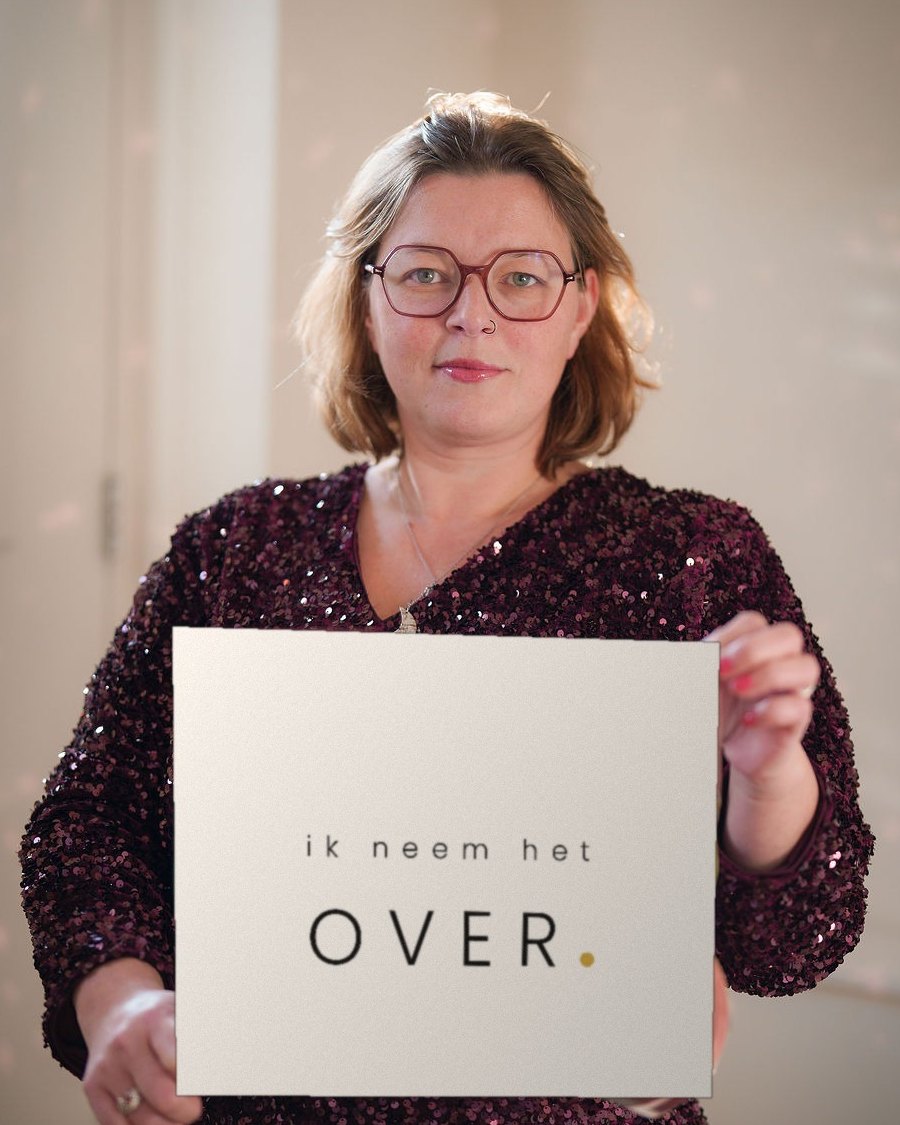 Isabel Bekhuis van Andere Isabel met een bord waarop staat ik neem het over