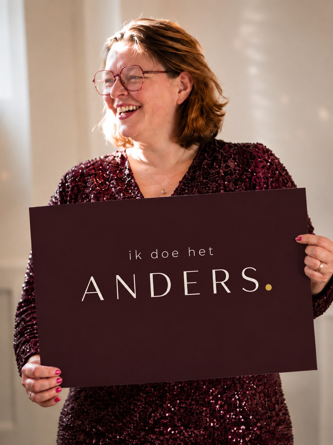 Isabel Bekhuis van Andere Isabel met een bord waarop staat ik doe het anders