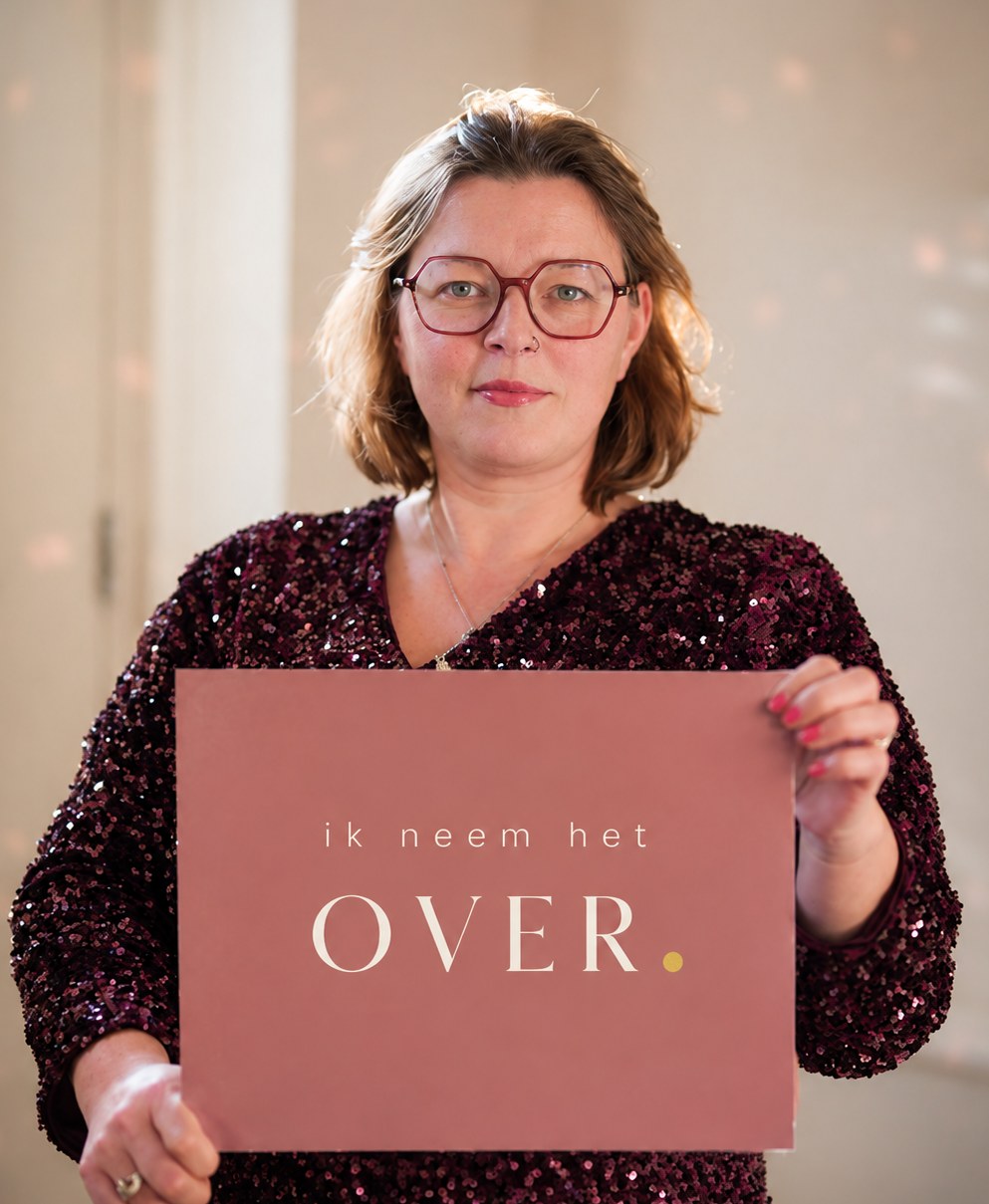 Isabel Bekhuis van Andere Isabel met een bord waarop staat ik neem het over